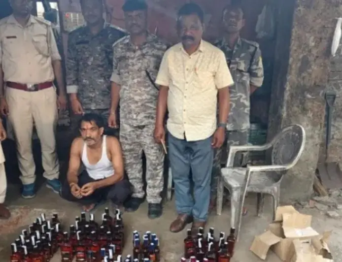 Potka-Bagbeda Raid: उत्पाद विभाग का एक्शन, 26 लीटर अवैध शराब जब्त, एक गिरफ्तार एक फरार