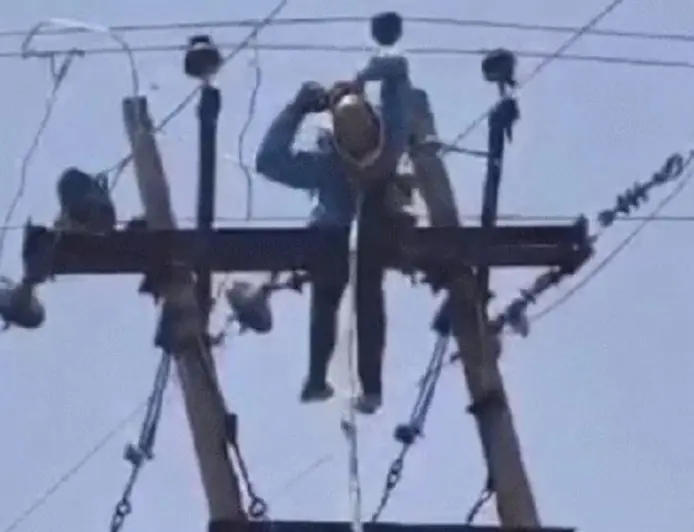 Jharia Electrician Fall Mystery: पोल पर मरम्मत के दौरान गिरे श्याम सुंदर, करंट या लू—दो थ्योरी हुईं जहमत, आंदोलन की चेतावनी
