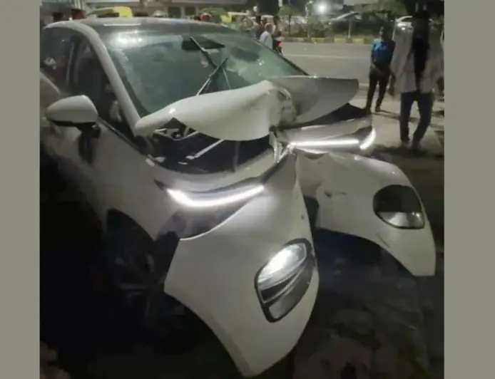 Bistupur Car Crash: तेज रफ्तार कार डिवाइडर तोड़ शोरूम में घुसी, राहगीर को मारी टक्कर, चालक फरार