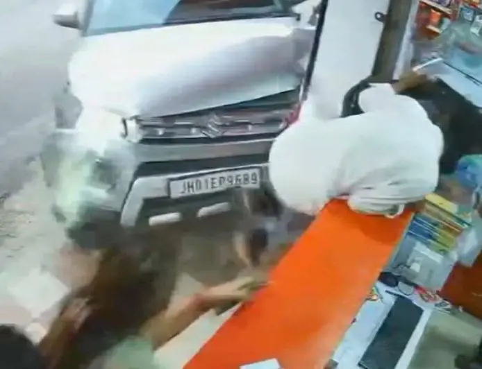 Ranchi Medical Store Crash: एक्सीलेटर को ब्रेक समझा, कार मेडिकल दुकान में घुसी, आधा दर्जन लोग बाल-बाल बचे
