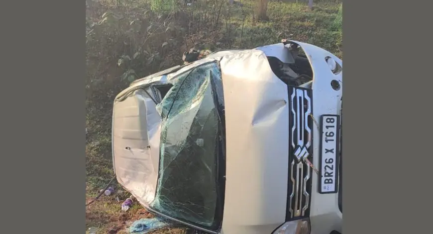 Ramgarh Accident: रजरप्पा मुख्य मार्ग पर अनियंत्रित होकर गड्ढे में गिरी बिहार की कार, बाल-बाल बचे श्रद्धालु, बोतल मोड़ पर मची चीख-पुकार