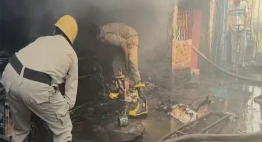 Giridih Fire:  कालीबाड़ी चौक पर चार मंजिला इमारत की छत धधकी, जनरेटर और स्टोर रूम जलकर खाक, गिरिडीह में मची भारी अफरा-तफरी