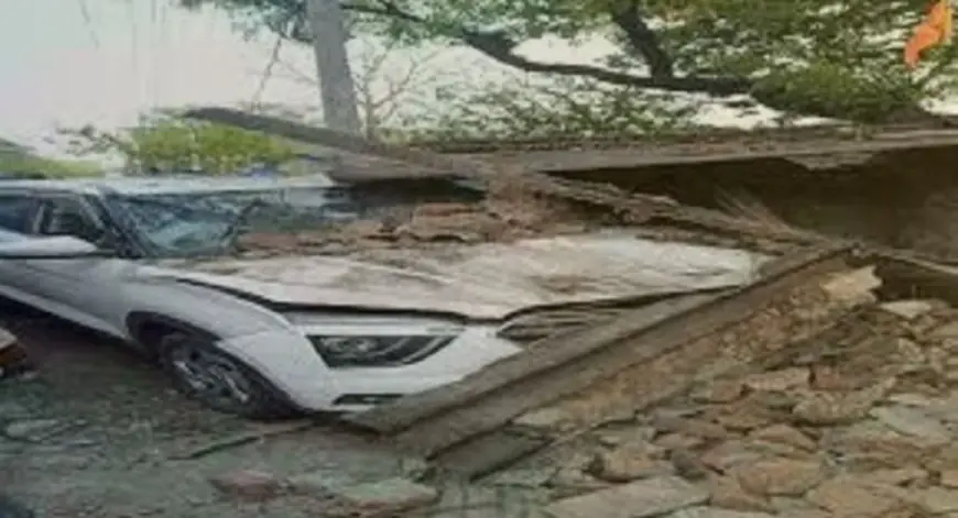 Govindpur Crash:  जमशेदपुर में आधी रात भारी वाहन का तांडव, घर की दीवार तोड़ भीतर घुसा ट्रक, तीन गाड़ियां चकनाचूर