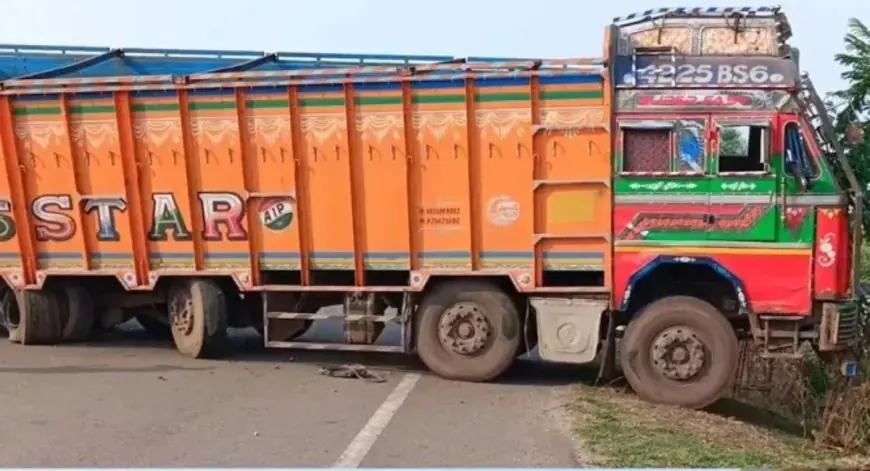 Seraikela Accident : सरायकेला-चाईबासा मार्ग पर ट्रक और पेड़ की जोरदार भिड़ंत, 6 किलोमीटर लंबी कतार में फंसे हजारों वाहन