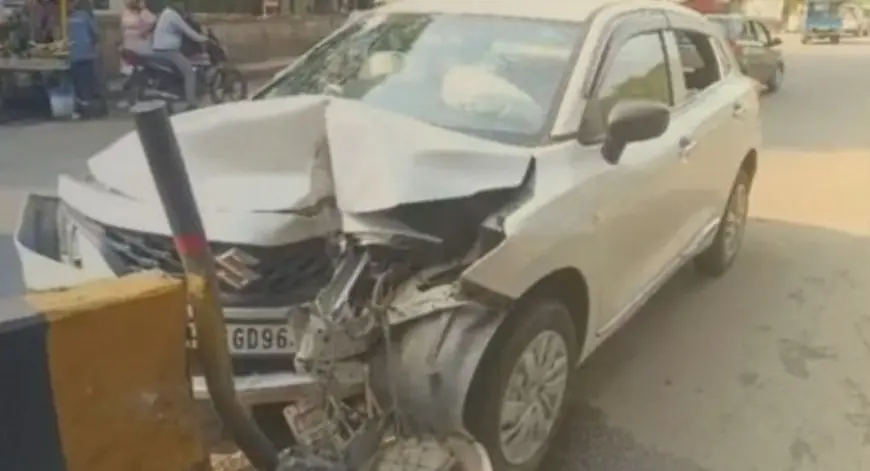 Sakchi Crash: साकची जुबली पार्क गेट के पास डिवाइडर से टकराकर उड़ी कार के परखच्चे, एयरबैग ने बचाई दो जिंदगियां, तेज रफ्तार का कहर