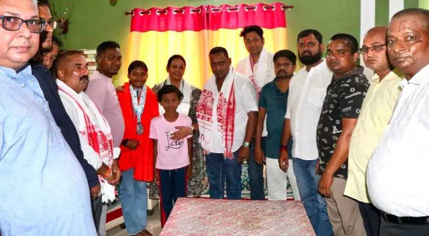 National Kickboxing Championship : नेशनल किक बॉक्सिंग में पदक जीतकर लौटीं 'गोल्डन गर्ल' दिव्या सोय, पूर्व मंत्री बन्ना गुप्ता ने घर पहुँचकर बढ़ाया मान