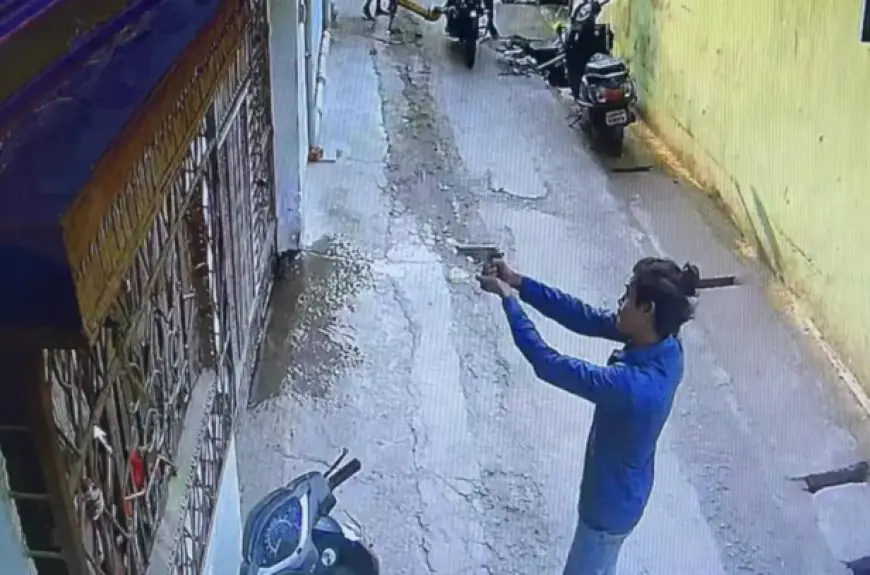 Adityapur Firing: आदित्यपुर के आशियाना में सपन दास के घर पर ताबड़तोड़ फायरिंग, सीसीटीवी में कैद हुए बेखौफ शूटर, खिड़की पर बरसाईं तीन गोलियां