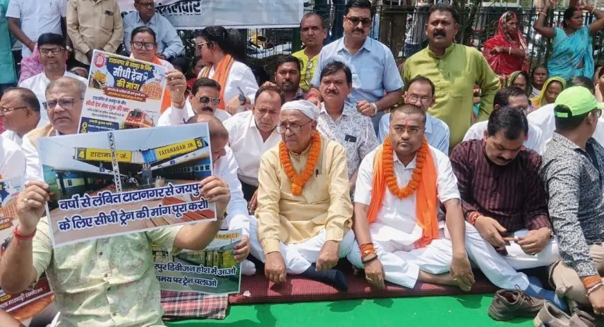 Tatanagar Protest: टाटानगर स्टेशन पर सरयू राय का महाधरना, ट्रेनों की लेटलतीफी पर फूटा जनता का गुस्सा