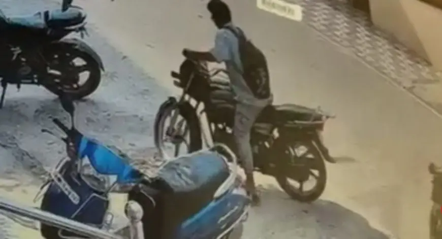 Adityapur Theft: आदित्यपुर के नर्सिंग होम के बाहर से दिनदहाड़े बाइक चोरी, सीसीटीवी में कैद हुई चोर की करतूत
