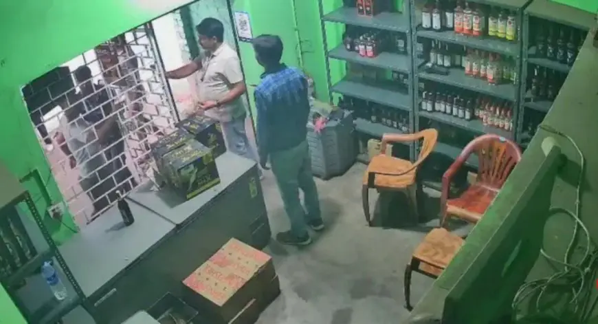 Gamharia Gun-Display : गम्हरिया की शराब दुकान में शराबी ने दुकानदार पर तानी पिस्टल, मयंक बारी के रूप में हुई पहचान