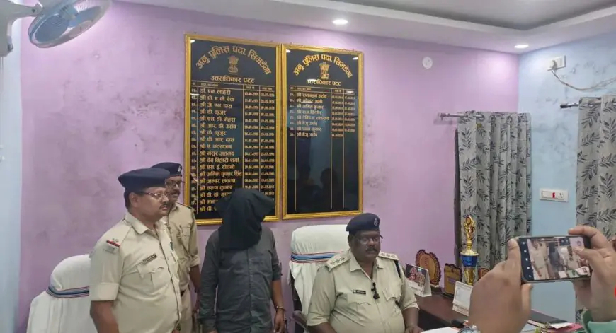 Simdega Liquor Bust: सिमडेगा में 196 बोतल अवैध शराब के साथ फरार आरोपी गिरफ्तार, घर और दुकान में बना रखा था गोदाम