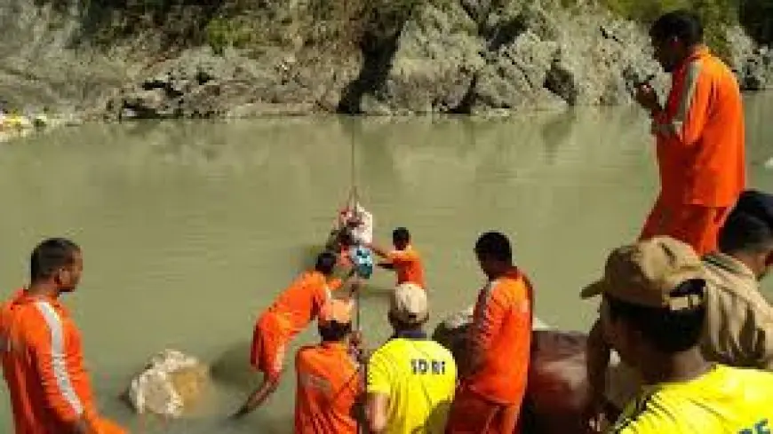 Vrindavan Tragedy: यमुना में समाई खुशियां, वृंदावन में श्रद्धालुओं से भरी मोटर बोट पलटी, पंजाब के 10 लोगों की मौत, मांट के पैंटून पुल से टकराई नाव