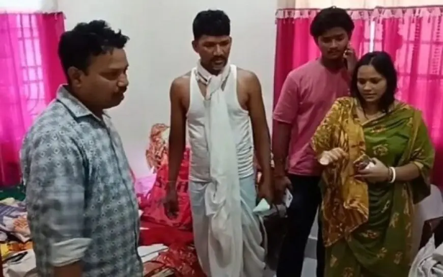 Bagbera Burglary: छत काटकर 15 लाख की डकैती, बागबेड़ा में श्राद्ध कर्म के लिए रखे पैसे और जेवर ले उड़े चोर, सोफे-पलंग तक को उखाड़कर की तलाश