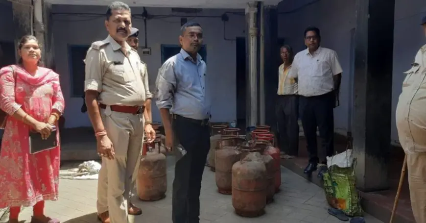 Chaibasa Raid: चाईबासा के मधु बाजार में प्रशासन का बड़ा एक्शन, घरेलू सिलेंडरों की रीफिलिंग और कालाबाजारी का भंडाफोड़