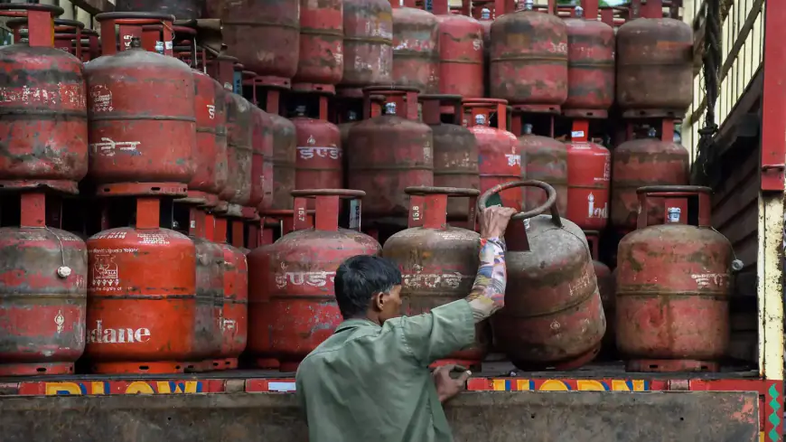 LPG Relief : भारत में 60% रसोई गैस का घरेलू उत्पादन शुरू, 1.2 लाख ठिकानों पर छापेमारी से टूटी कालाबाजारी की कमर