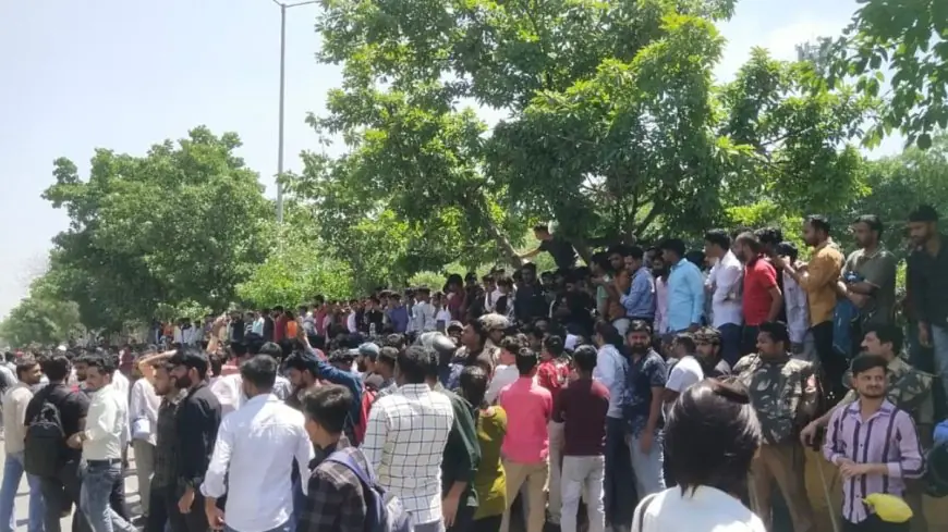 Noida Protest: 50 हजार श्रमिकों का तांडव, पुलिस की गाड़ियां फूंकी, दिल्ली बॉर्डर सील और सीएम योगी का सख्त एक्शन