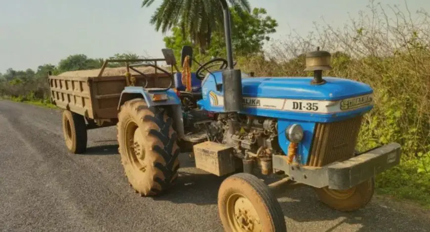 Chakulia Raid: चाकुलिया में अवैध बालू लदा ट्रैक्टर पकड़ाया, पुलिस को देख चालक हुआ फरार, माफियाओं में मचा हड़कंप