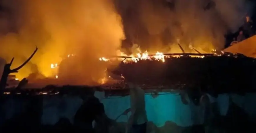 Palamu Fire: पलामू में दिलीप पाठक का आशियाना खाक, 8 लाख की संपत्ति जलकर राख