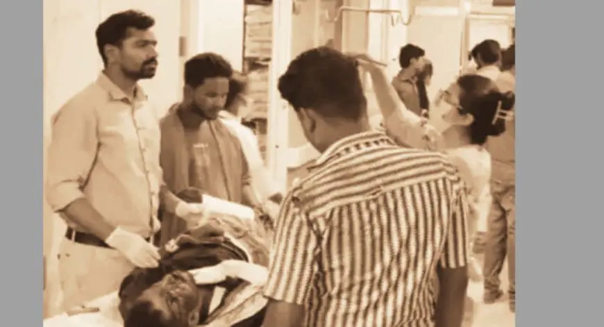 Jamshedpur Scooty Crash: वीडियो बनाते समय अनियंत्रित हुई स्कूटी, युवक बेहोश, अस्पताल में हंगामा