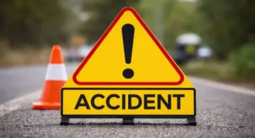 Chandil Crash: एनएच-33 पर खड़ी ट्रेलर से टकराई तेज रफ्तार बाइक, तीन लोग गंभीर घायल