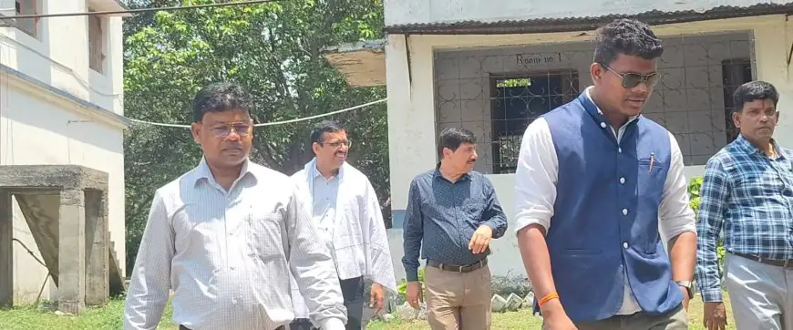 Chaibasa College Survey: जर्जर दीवारें, टूटे बेंच-डेस्क, युवा नेता ने ग्राउंड सर्वे में खोली कॉलेज की पोल