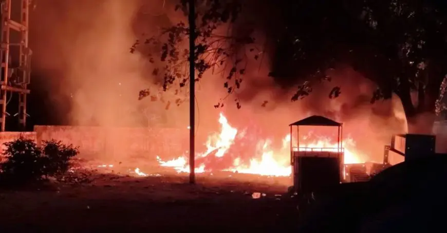 Koderma Late Night Fire: रात 2.30 बजे स्टेशन पार्किंग में लगी भीषण आग, पार्षद ने ऐसे टाला बड़ा हादसा