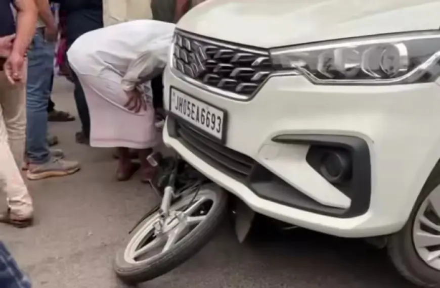Jamshedpur Learning Crash: सीख रहे ड्राइवर की कार बाइक पर चढ़ी, स्कूल जा रहे पिता घायल