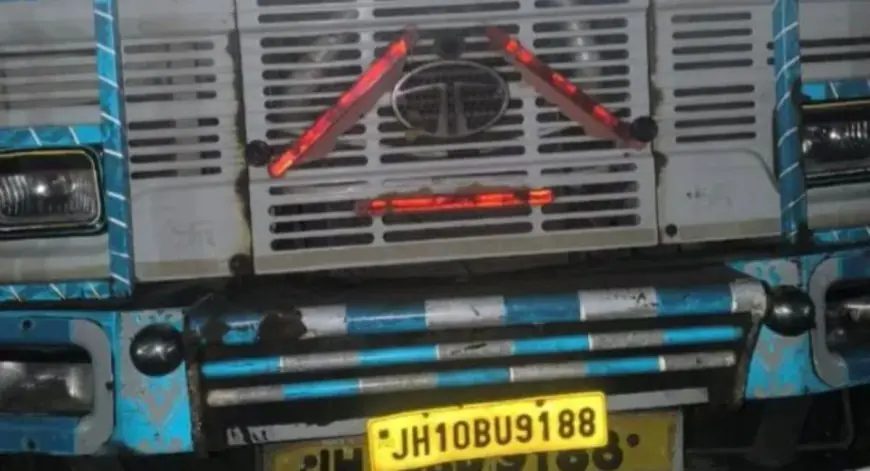 Chaibasa Forest Raid: 44 पीस साल लकड़ी से भरा ट्रक जब्त, बिहार भेजने की फिराक में थे तस्कर