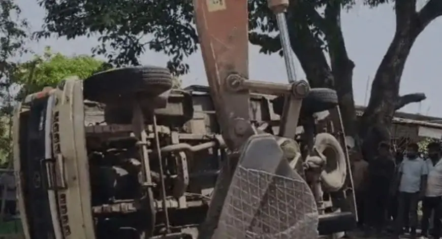 Lohardaga Highway Horror: शराब से लदे 407 ने स्कूटी को मारी टक्कर, तीन लोगों की मौत, 5 घायल