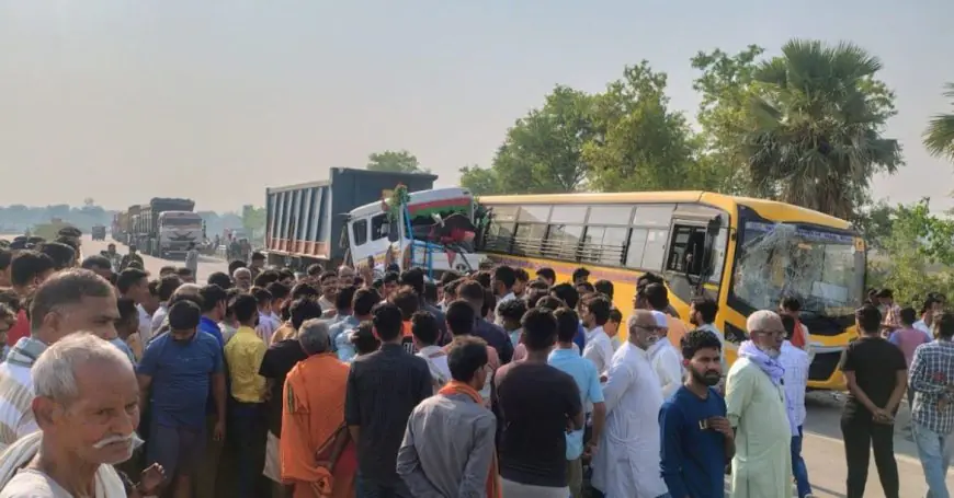 Palamu Dumper Tragedy: स्कूल बस में बच्चों को चढ़ा रहे हेल्पर को डंपर ने कुचला, मौत