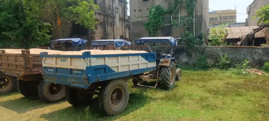 Baharagora Sand Raid: सुवर्णरेखा घाट पर अवैध उत्खनन, दो ट्रैक्टर जब्त, माफियाओं में हड़कंप