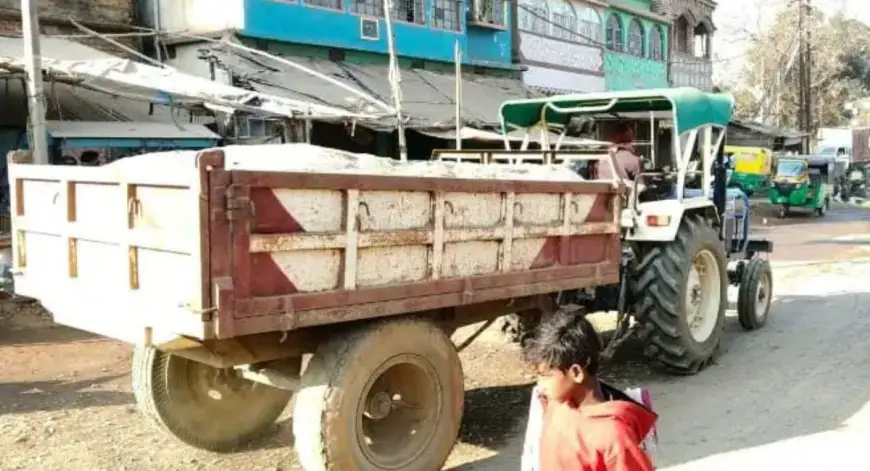 Chakulia Sand Mafia: थाना के सामने से गुजर रहे बालू लदे ट्रैक्टर, प्रशासन अनजान