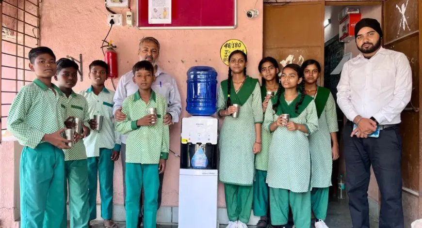 Jamshedpur School Cooler: भीषण गर्मी के बीच कालीमाटी स्कूल को मिला वाटर कूलर, छात्रों को ठंडे पानी की सुविधा