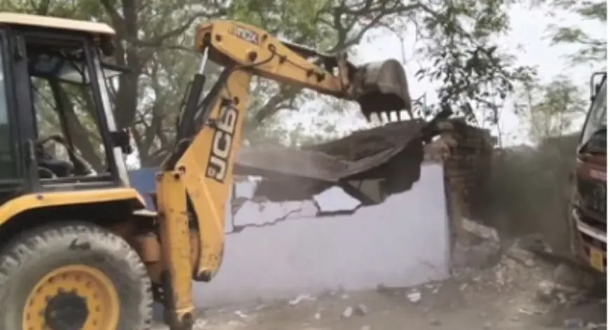 Burma Mines Action: रेलवे का अतिक्रमण हटाओ अभियान, डेढ़ घंटे देरी से सुरक्षा बल पहुंचे, दो गोदाम और एक मकान ध्वस्त