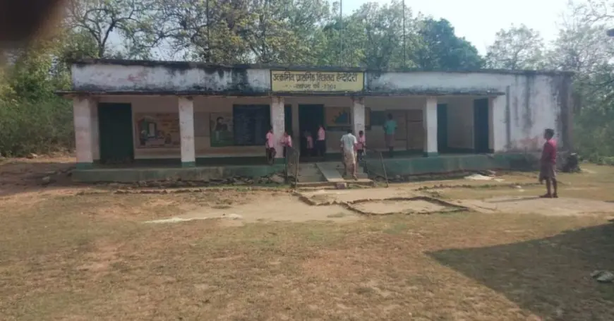 Chaibasa Elephant Attack: 2 हाथियों ने रात में स्कूल में तोड़ा रसोईघर, बच्चों के लिए रखा राशन बर्बाद किया