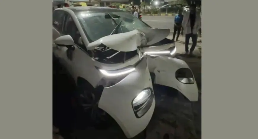 Bistupur Car Crash: तेज रफ्तार कार डिवाइडर तोड़ शोरूम में घुसी, राहगीर को मारी टक्कर, चालक फरार