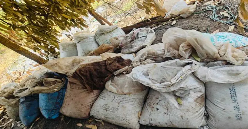 Chaibasa Liquor Bust: जमीन के अंदर दबाकर बनाते थे महुआ शराब, 3000 लीटर नष्ट, 4 तस्कर फरार