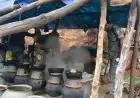 Chakradharpur Raid: नदी किनारे चल रही थी 6 चुलाई भट्टियां, 3200 किलो महुआ और 60 लीटर शराब नष्ट
