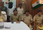 Chatra Bust: बिहार सीमा पर टेंपो से कूदकर भाग रहा था तस्कर, पुलिस ने दौड़ाकर दबोचा, 14.50 लाख की अफीम के साथ दिल्ली का सिंडिकेट फेल