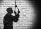 Khunti Suicide: मायके में रूठी पत्नी को याद कर फंदे पर झूला अजय सिंह, बच्चों को सोता छोड़ आधी रात को दी जान!