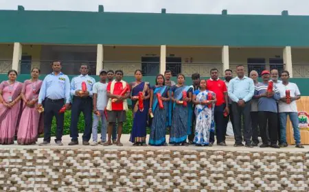 Xavier School Dorkasai Labour Day: सुरक्षा गार्ड के भाषण ने मोहा मन, कर्मचारियों को उपहार देकर किया सम्मानित