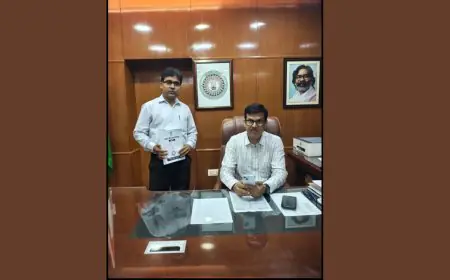 Jamshedpur DC Census: डीसी राजीव रंजन ने खुद पूरी की सेल्फ गणना, बोले- भविष्य की नींव है यह अभियान