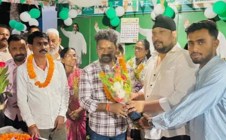 Sakchi JMM Office: युवा नेता सिमरन भाटिया ने विक्टर सोरेन को गुलदस्ता देकर किया स्वागत, बोले- संगठन होगा और मजबूत