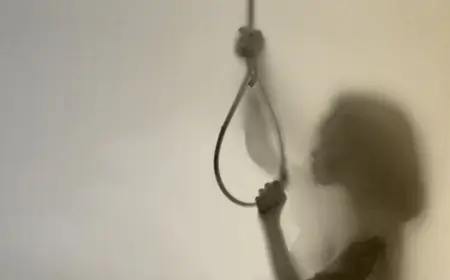 Adityapur Suicide: माता-पिता शादी में गए थे, 10 दिन से घर में थी अकेली, युवती ने लगा ली फांसी