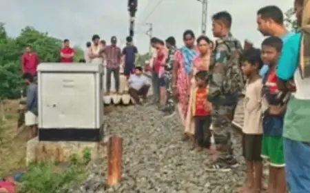 Dumka Train Accident: मोबाइल में व्यस्त था 10वीं का छात्र, ट्रेन की चपेट में आया, हॉर्न के बावजूद नहीं हटा