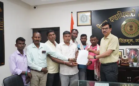 Jamshedpur DC Grievance Day: उपायुक्त राजीव रंजन ने जनसमस्याएं सुनीं, बोले- प्रत्येक आवेदन का होगा समयबद्ध निष्पादन