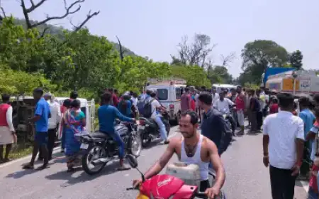 Patamda Tanker Crash: तेज रफ्तार टैंकर ने मैजिक वैन को मारी टक्कर, वैन पलटी, 10 से अधिक यात्री घायल