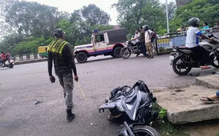 Gamharia Car Bike Crash: टायो कॉलोनी गेट के पास भीषण टक्कर, दो युवक गंभीर घायल