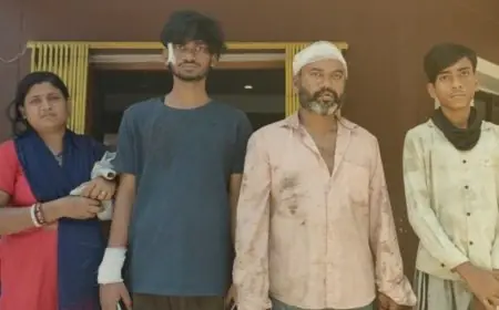 Adityapur Brutal Attack: फास्ट फूड लेट होने पर भड़के युवक, दुकानदार और दो बेटों पर चाकू से किया हमला