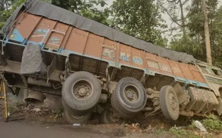 Seraikela Accident : ट्रक चालक को आई नींद, ऑल्टो-स्कॉर्पियो-अर्टिगा समेत तीन गाड़ियां बर्बाद